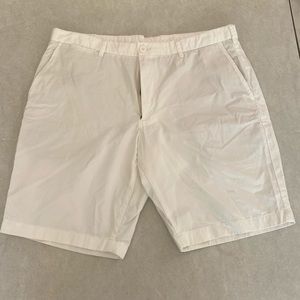 WHITE UNIQLO BERMUDA SHORTS